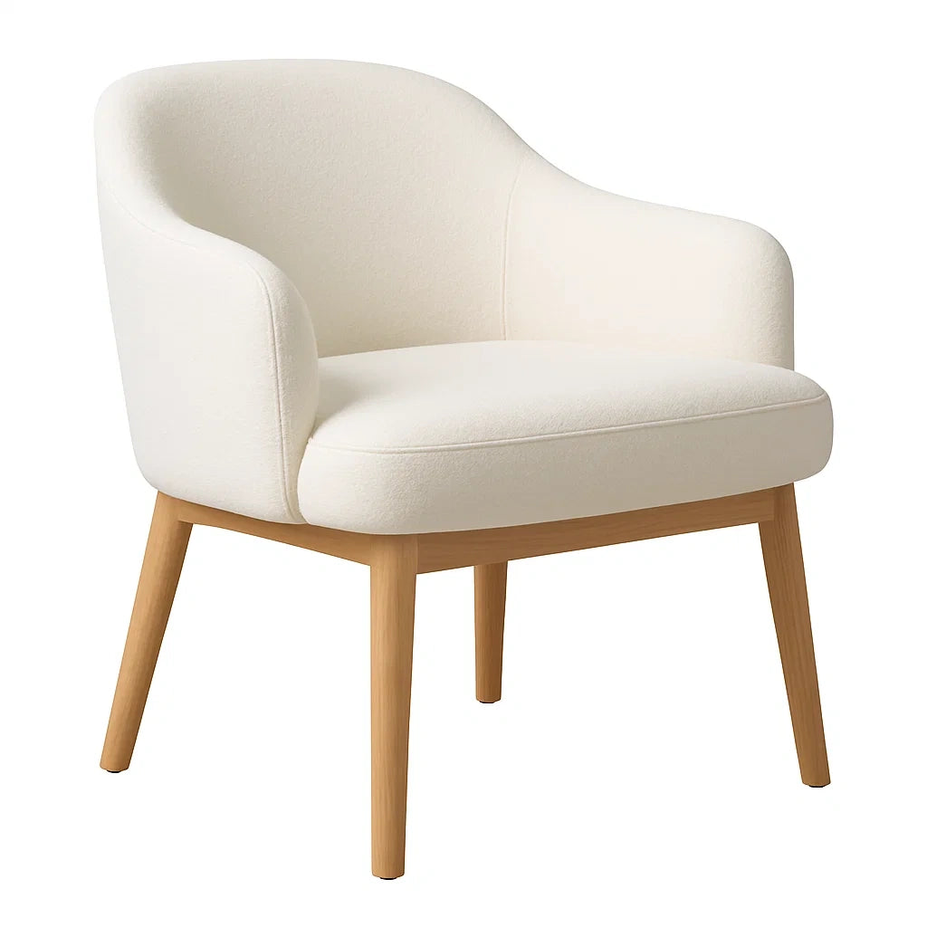 Poltrona in tessuto crema con gambe in legno
